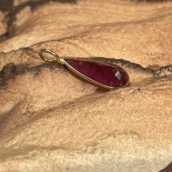 1.3CT Natural Vivid Fuscia Tourmaline Pear Shape 14K Yellow Gold Charm 14x6mm - Picture 3 of 3